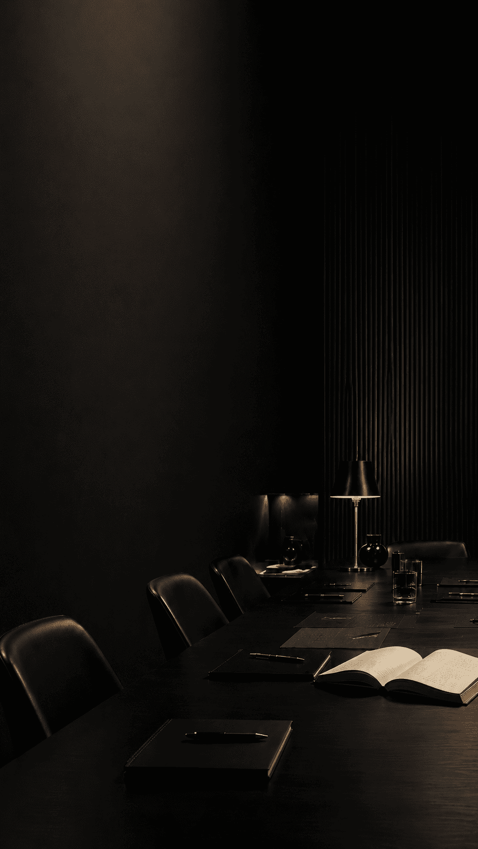 Sala de reunião escura preparada para um encontro do mastermind